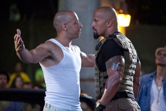 Dwayne Johnson y Vin Diesel en una escena de "Fast Five" a estrenarse pronto. La movida del ex WWE puede ser para impulsar esta producción además que dejó la lucha libre en su apogeo.